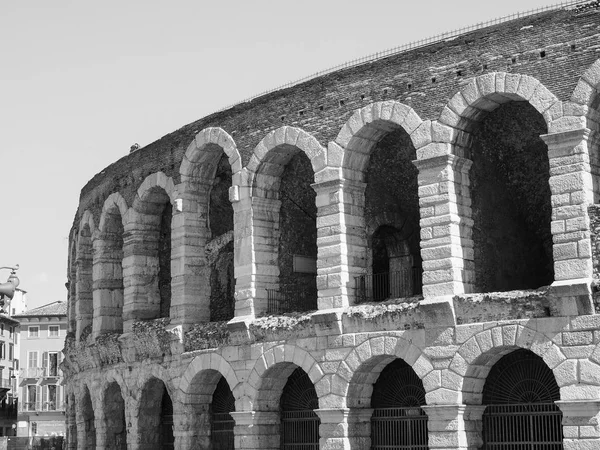 Verona Arena romerska amfiteatern svart och vitt — Stockfoto