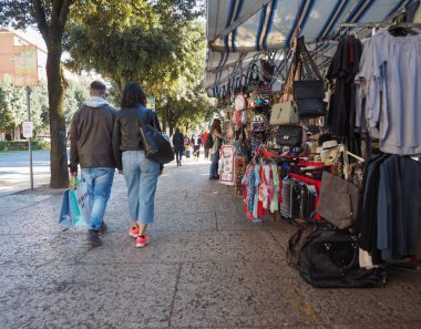 İnsanlar Verona şehir merkezinde