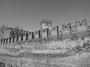 Castelvecchio Köprüsü aka Verona siyah ve whi Scaliger Köprüsü