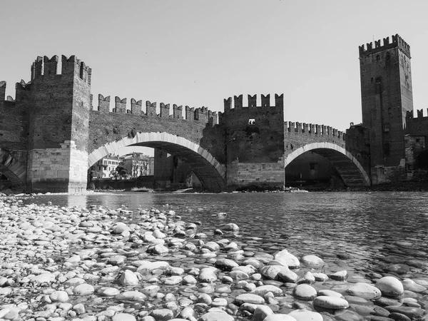 Castelvecchio Köprüsü aka Verona siyah ve whi Scaliger Köprüsü — Stok fotoğraf