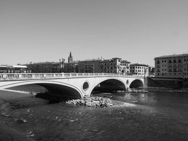 Řeka Adige ve Veroně černá a bílá — Stock fotografie