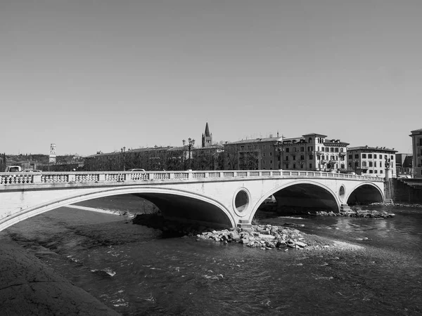 Річка Адідже у Вероні чорно-біле — стокове фото