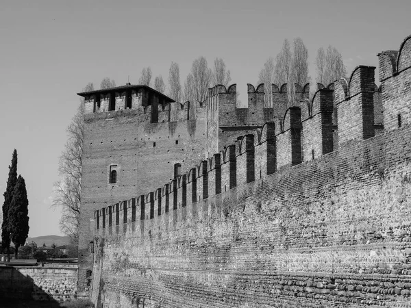 Castelvecchio Bridge aka Scaliger Bridge Veronában fekete és WHI — Stock Fotó