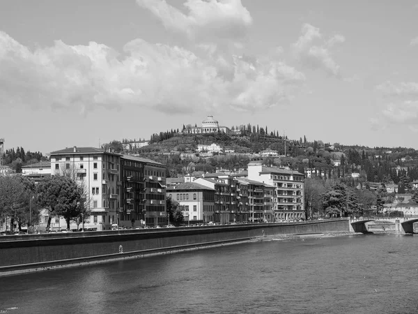 Río Adigio en Verona blanco y negro — Foto de Stock