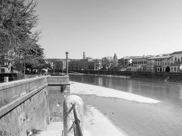 Verona'daki Adige Nehri siyah beyaz — Stok fotoğraf