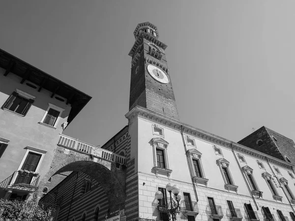 Piazza delle Erbe en Verona blanco y negro — Foto de Stock