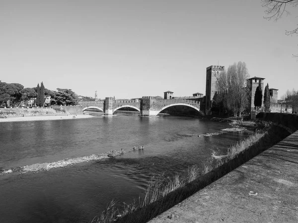 Castelvecchio Bridge aka Scaliger Bridge w Weronie czarny i WHI — Zdjęcie stockowe