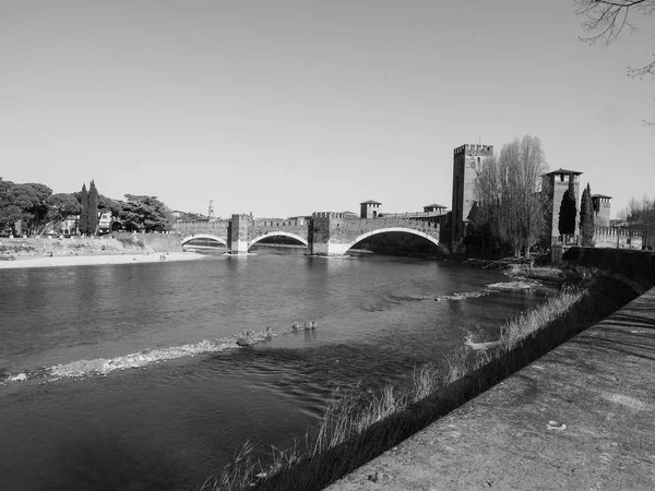 Castelvecchio Bridge aka Scaliger Bridge Veronában fekete és WHI — Stock Fotó