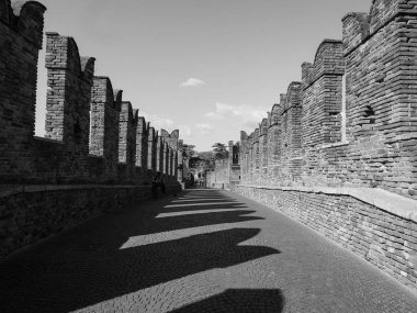 Castelvecchio Köprüsü aka Verona siyah ve whi Scaliger Köprüsü