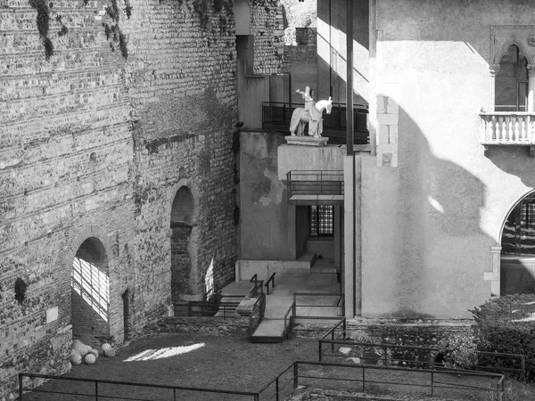베로나 흑인과 백인 Castelvecchio 오래 된 성 — 스톡 사진