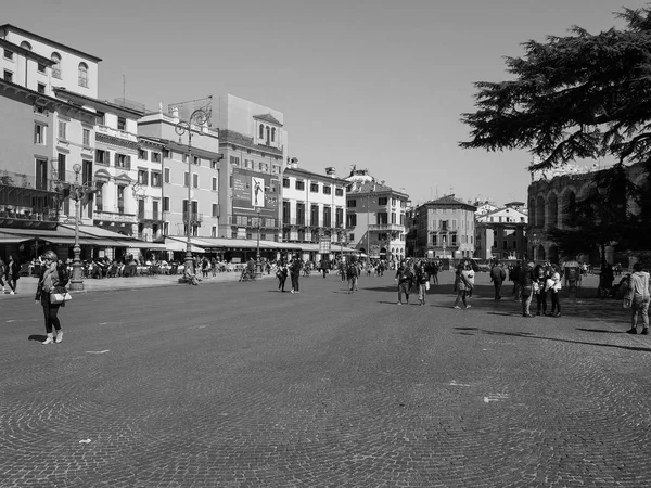 Mensen in Verona centrum zwart-wit — Stockfoto