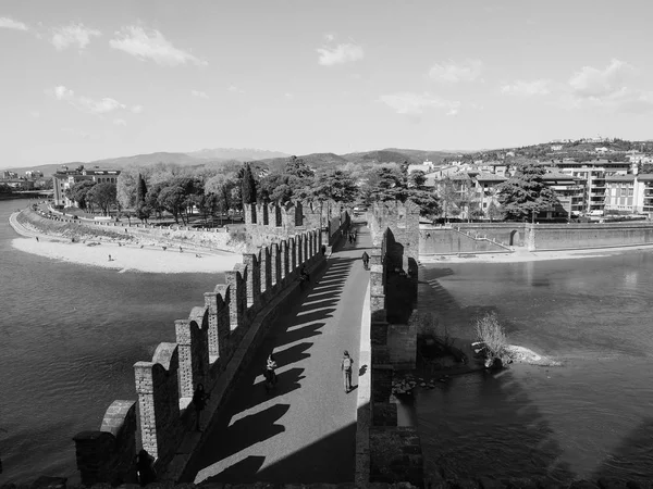 Ancien château de Castelvecchio à Vérone noir et blanc — Photo