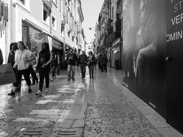 Personas en el centro de Verona blanco y negro — Foto de Stock