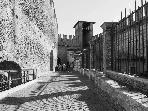 Castelvecchio Bridge aka Scaliger Bridge em Verona preto e whi — Fotografia de Stock