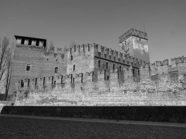 Castelvecchio Köprüsü aka Verona siyah ve whi Scaliger Köprüsü