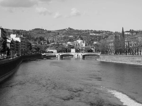 Floden Adige i Verona svart och vitt — Stockfoto