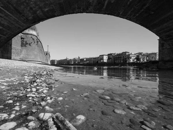 Castelvecchio Köprüsü aka Verona siyah ve whi Scaliger Köprüsü — Stok fotoğraf