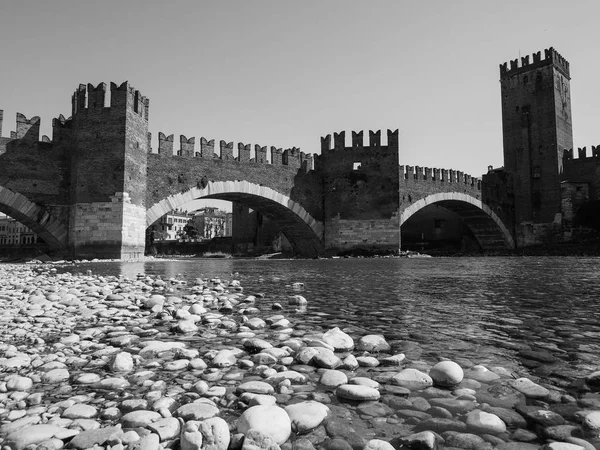 Castelvecchio Köprüsü aka Verona siyah ve whi Scaliger Köprüsü — Stok fotoğraf