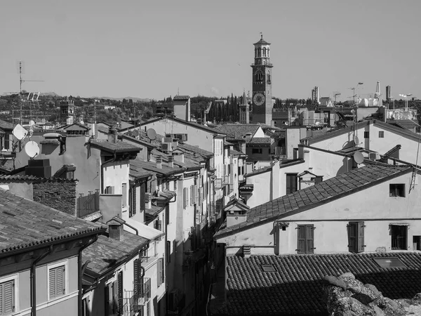 Вид с воздуха на Верону черно-белый — стоковое фото