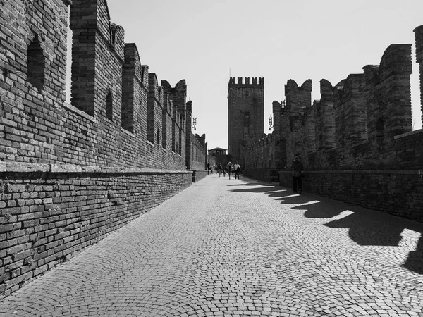 Castelvecchio Köprüsü aka Verona siyah ve whi Scaliger Köprüsü