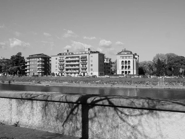 Río Adigio en Verona blanco y negro — Foto de Stock