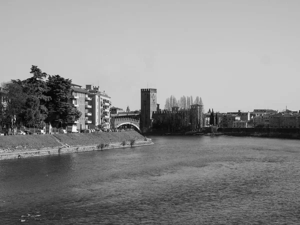 Rivier de Adige in Verona zwart-wit — Stockfoto
