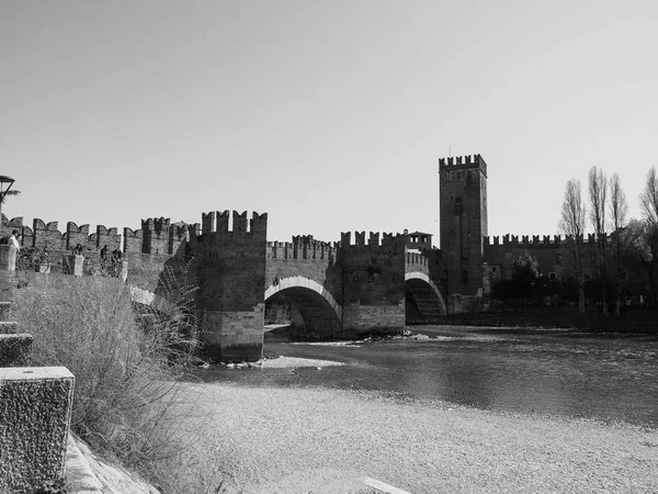 Castelvecchio Bridge aka Scaliger Bridge em Verona preto e whi — Fotografia de Stock