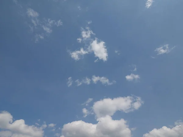 Ciel bleu avec fond nuageux — Photo