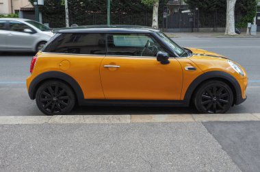 Torino 'da sarı Mini araba