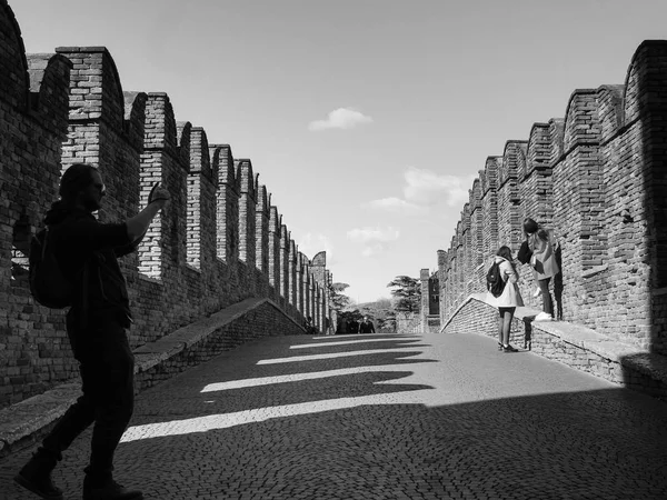 Castelvecchio bro aka Scaliger bro i Verona svart och WHI — Stockfoto