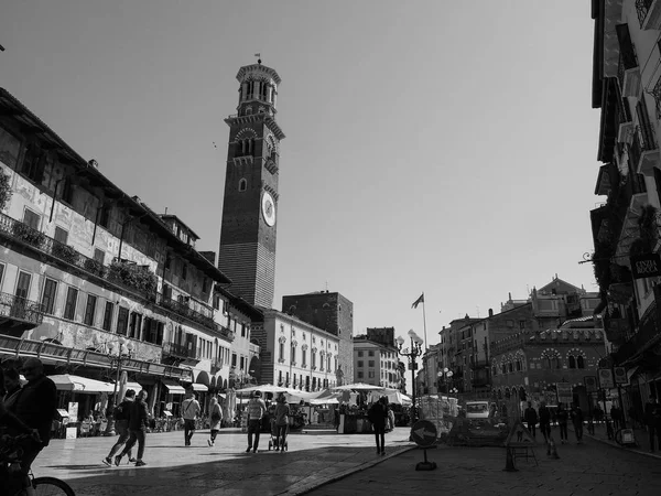 Piazza delle Erbe i Verona svart och vitt — Stockfoto