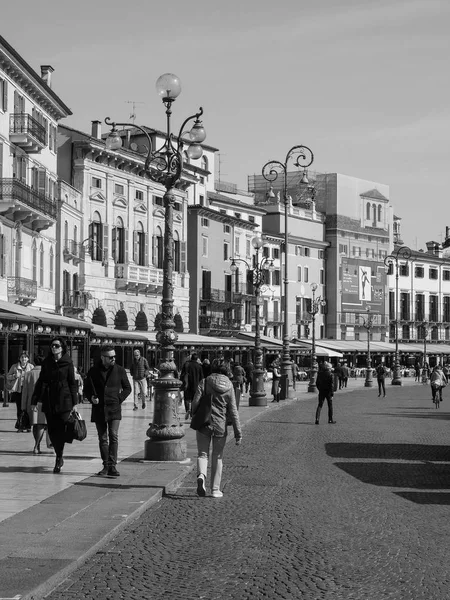 Piazza Bra in Verona zwart-wit — Stockfoto