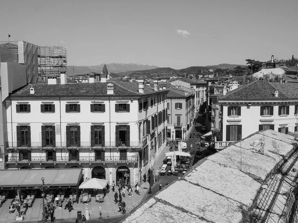 Uitzicht op de stad Verona zwart-wit — Stockfoto