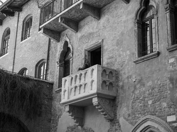 Casa di Giulietta a Verona in bianco e nero — Foto Stock