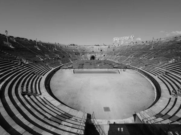 Verona Arena romerska amfiteatern svart och vitt — Stockfoto