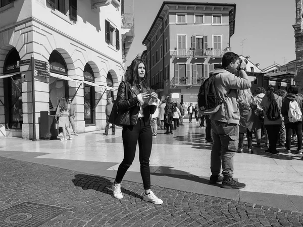 Pessoas no centro da cidade de Verona preto e branco — Fotografia de Stock