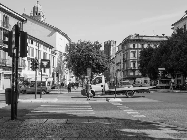 Corso Porta Nuova ve Veroně černá a bílá — Stock fotografie
