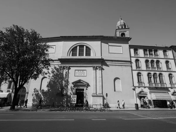 Kostel San Luca evangelista ve Veroně černá a bílá — Stock fotografie