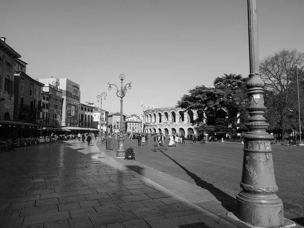Utsikt över staden Verona svart och vitt — Stockfoto