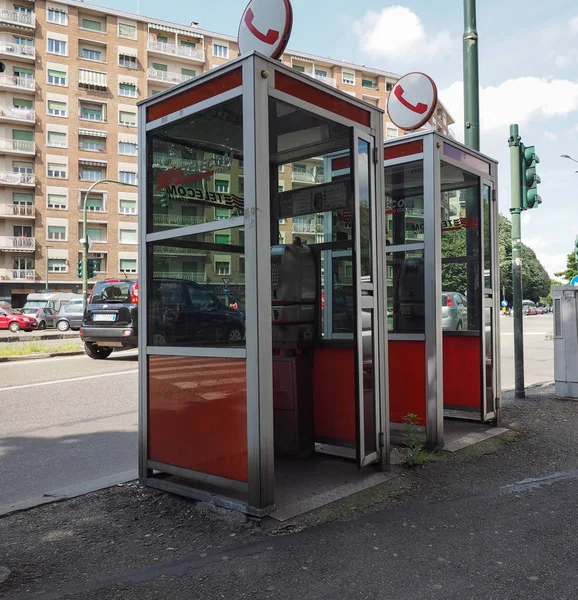 Vintage Telecom piros telefon doboz Torinóban — Stock Fotó