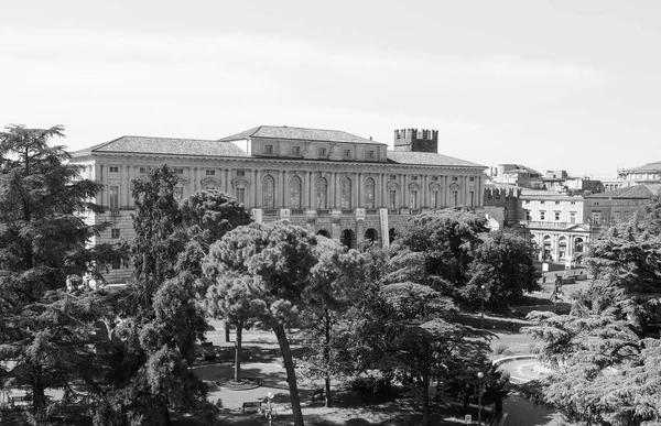 Palácio Gran Guardia em Verona preto e branco — Fotografia de Stock