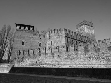 Castelvecchio Köprüsü aka Verona siyah ve whi Scaliger Köprüsü