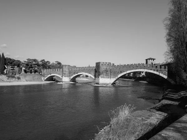 Castelvecchio Bridge aka Scaliger Bridge em Verona preto e whi — Fotografia de Stock