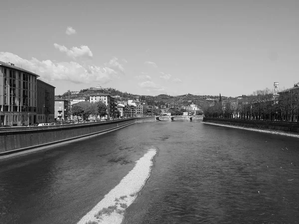 Rivière Adige à Vérone noir et blanc — Photo