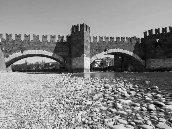 Castelvecchio Puente aka Scaliger Puente en Verona negro y whi — Foto de Stock