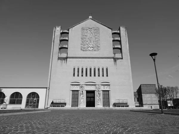 Cuore Immacolato di Maria kyrka i Verona svart och vitt — Stockfoto