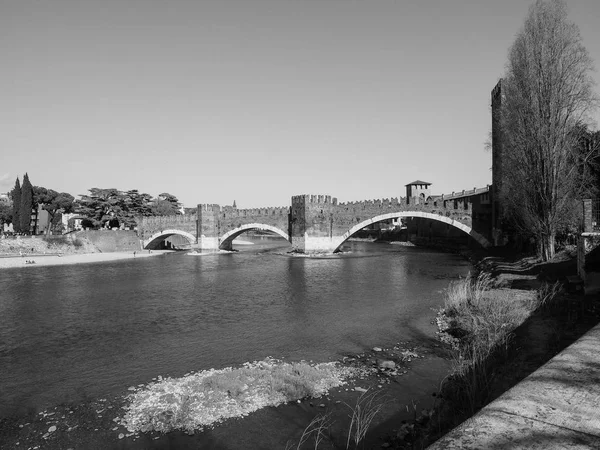 Castelvecchio Bridge aka Scaliger Bridge Veronában fekete és WHI — Stock Fotó