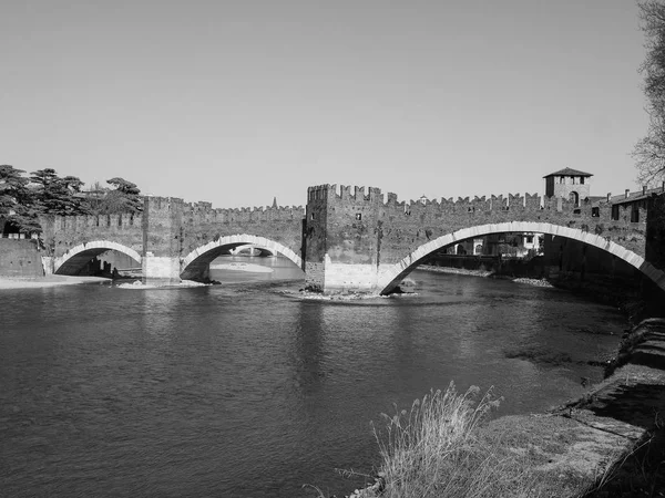 Pont Castelvecchio alias Pont Scaliger à Vérone noir et blanc — Photo