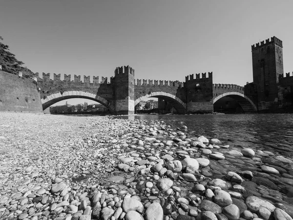 Castelvecchio Bridge aka Scaliger Bridge w Weronie czarny i WHI — Zdjęcie stockowe