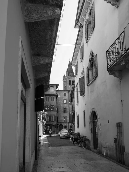 View of the city of Verona black and white — Stock Photo, Image